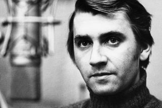 Jiří Klem: jeho hlas zná každý, ale tvář málokdo. Harapes se s ním kvůli dabingu roky nebavil - Médium.cz